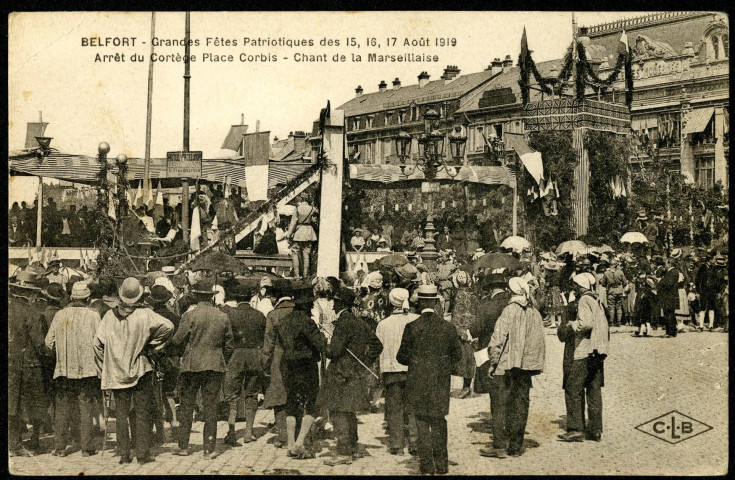 Belfort, grandes fêtes patriotiques des 15, 16, 17 août 1919. Arrêt du cortège place Corbis. Chant de La Marseillaise.