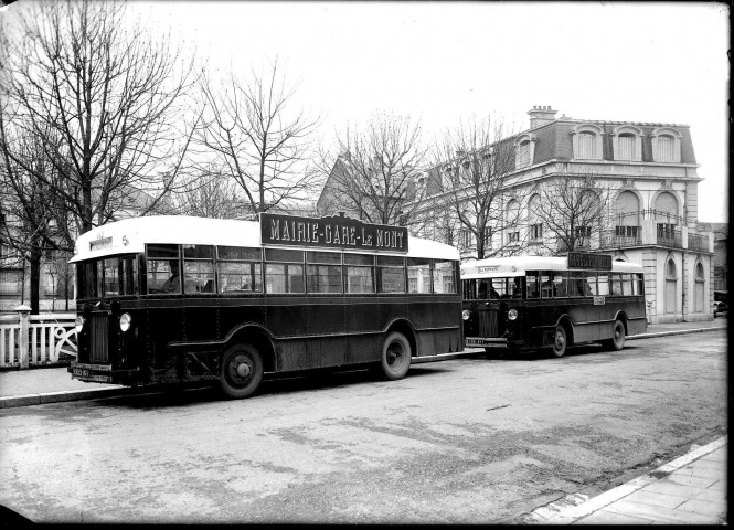 Deux autobus des deux premières lignes de la ville Mairie-Gare-le-Mont et Gare-la-Pépinière : plaque de verre 13x18 cm.