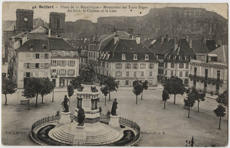 Belfort, place de la République avec le monument des Trois Sièges, au fond : le château et le Lion.