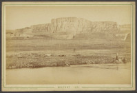 Belfort, faubourg de Montbéliard, vue générale depuis la rive de la Savoureuse (arrière du Couvent des Capucins), le Front de la porte de France (la tour bastionnée n°46 sans toiture), le château et ses fortifications, v. 1871.