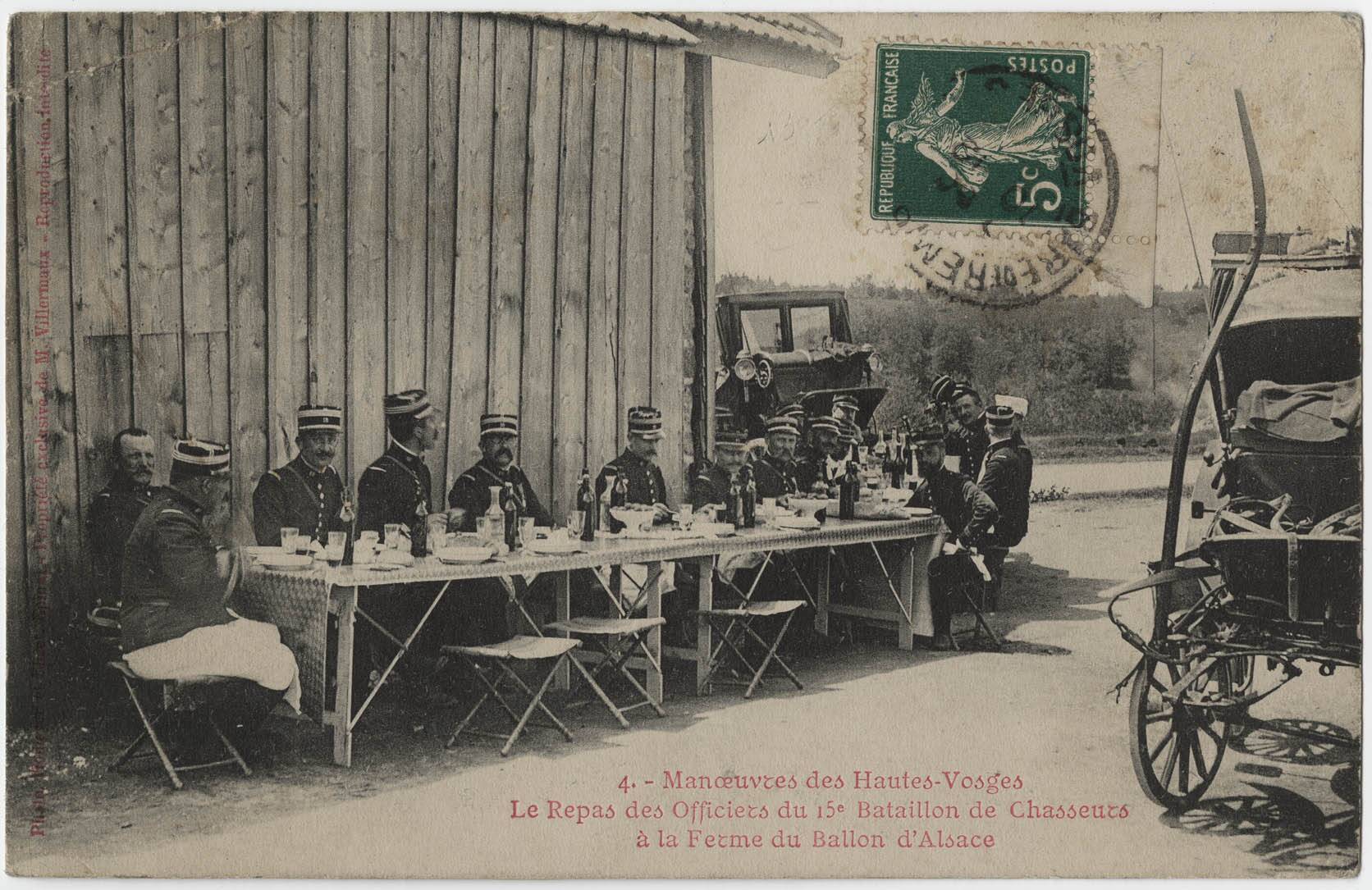 Manœuvres des Hautes-Vosges, le repas des officiers du 15e
                            bataillon de chasseurs à la ferme du Ballon d'Alsace.