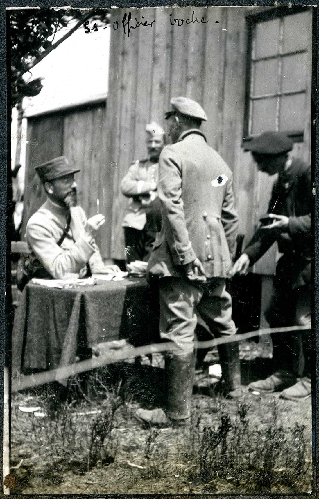 Le capitaine Maurice Happe, commandant l'escadrille de bombardement N 29 stationnée à Belfort, lors de l'interrogatoire d'un sous-officier allemand fait prisonnier.