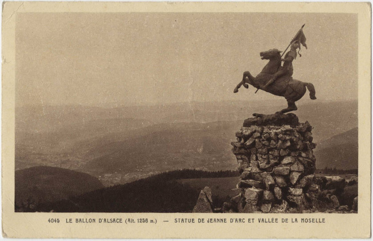Le Ballon d'Alsace (Alt. 1256 m.), statue de Jeanne d'Arc et vallée de la Moselle.