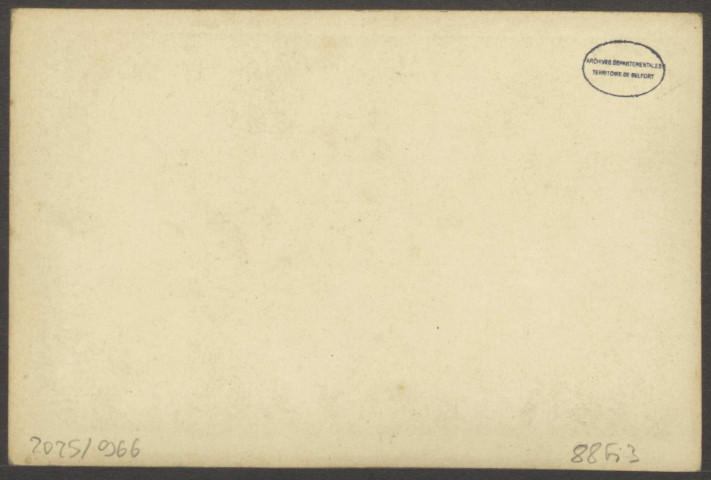 Belfort, faubourg de Montbéliard, vue générale depuis la rive de la Savoureuse (arrière du Couvent des Capucins), le quartier du Fourneau et les fortifications des glacis du château, la colline des Basses-Perches, v. 1871.