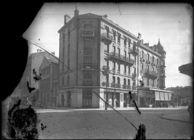 Belfort, façades de la banque Société Générale et du magasin Monoprix à l'angle de la rue de la République et du boulevard Carnot : plaque de verre 13x18 cm.