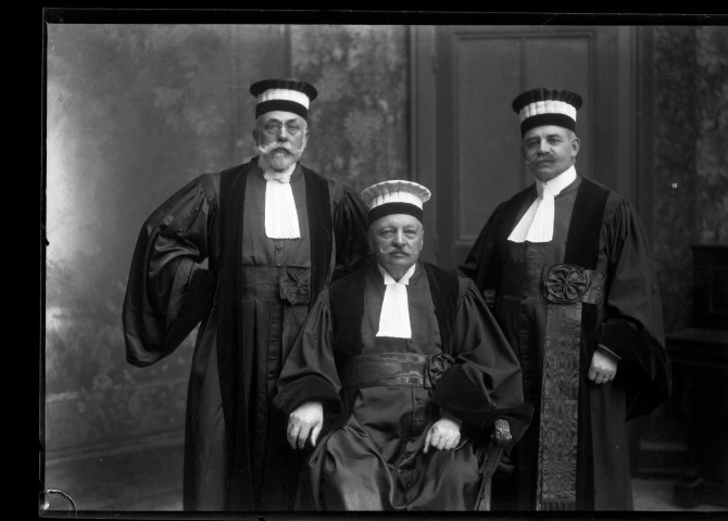 Trois hommes moustachus prennent la pose dans leurs habits de magistrat : négatif souple 9x12 cm, [s.l.].