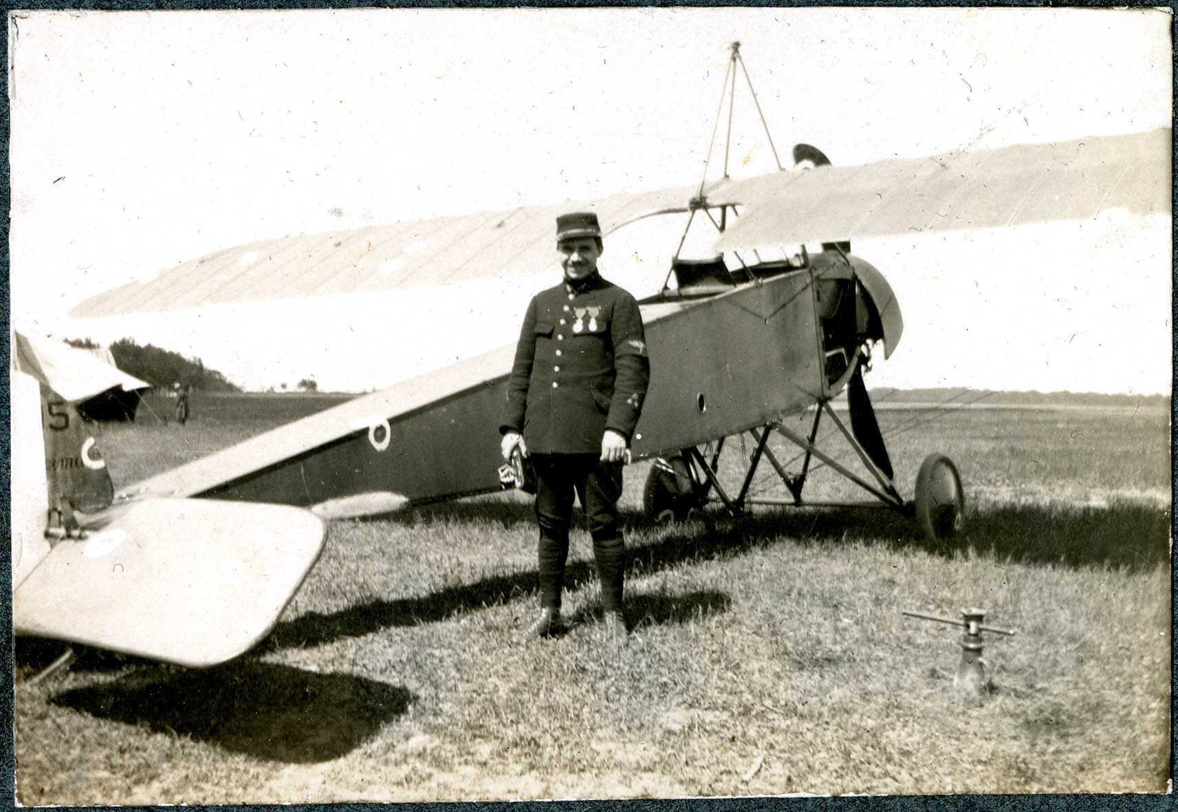 Fontaine, terrain aéronautique militaire, un avion d'observation français.