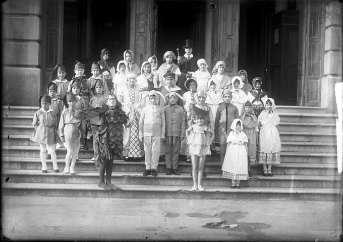 Enfants costumés en coq, en princesse, en marin, en meuniers et fillettes en costumes folkloriques.