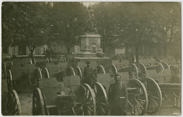 [Belfort, guerre 1914-1918, place d'Armes, 24 canons et leurs caissons pris à la bataille de Mulhouse où nos troupes ont chargé les maisons à la baïonnette].