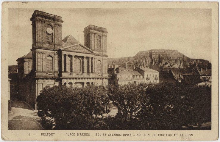 Belfort, place d'Armes, église St-Christophe, au loin, le château et le Lion. L’église Saint Christophe.