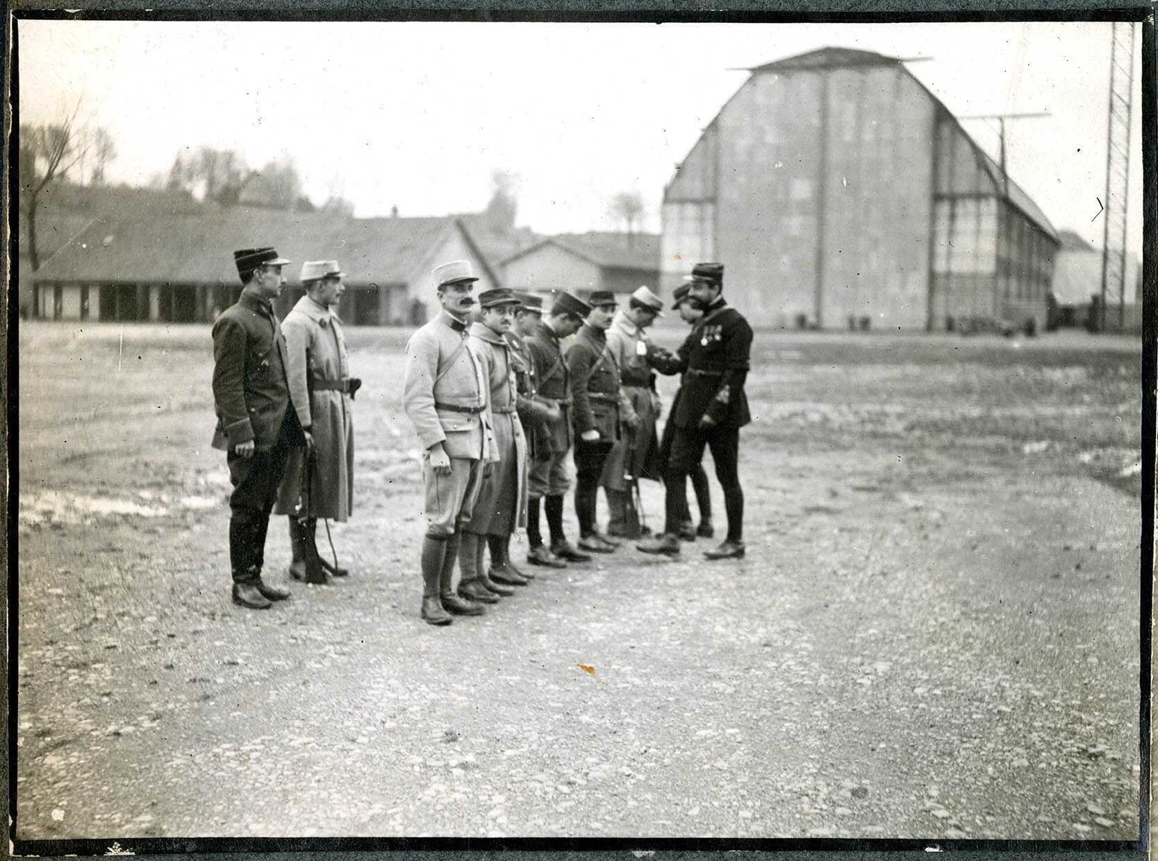 Belfort, Centre aéronautique militaire, Champ-de-Mars (Parc-à-Ballons) le 6 décembre 1915, une cérémonie de remise de décorations, le 6 décembre 1915.