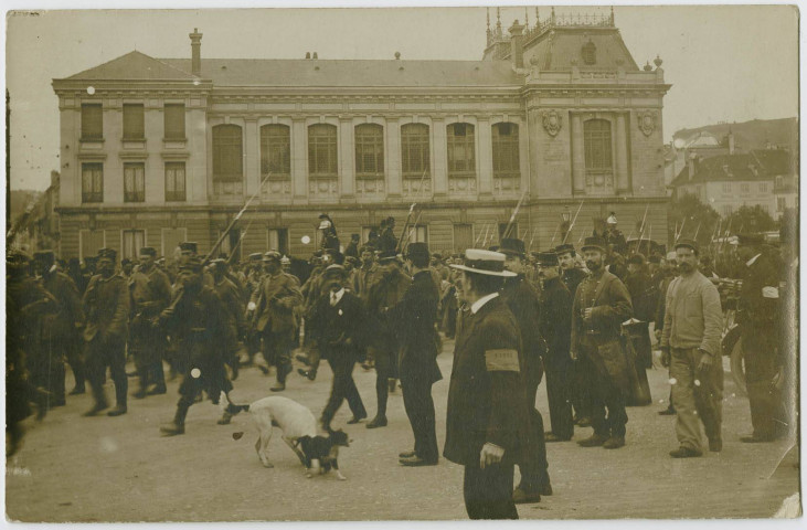 Belfort, rue Fréry, passage à coté du Palais de Justice de prisonniers allemands encadrés de soldats français.