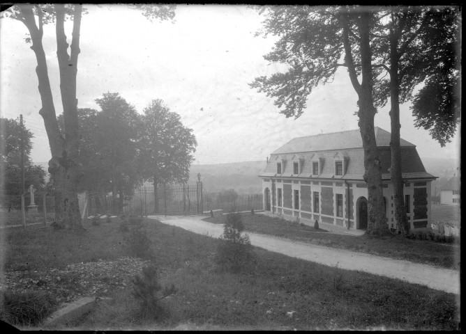 Vue sous un autre angle, entrée du parc avec ses grilles et son portail fermé : plaque de verre 13x18 cm.