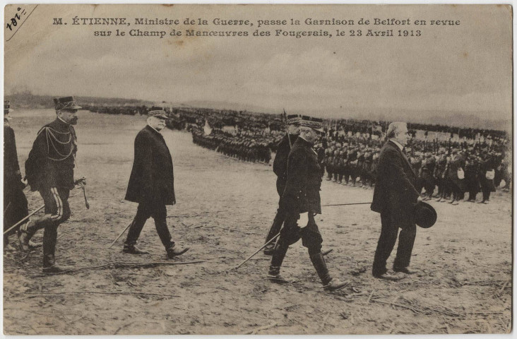 M. Etienne, ministre de la guerre, passe la garnison de Belfort en revue sur le champ de manœuvre des Fougerais, le 23 avril 1913.