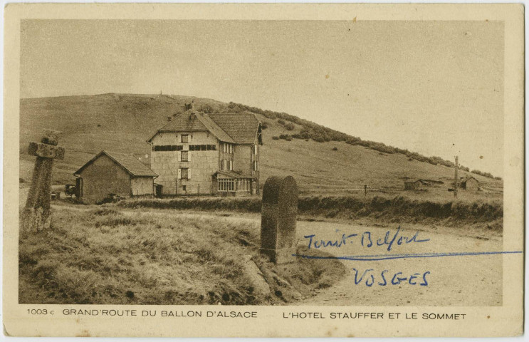 Les Vosges, grand'route du Ballon d'Alsace, l’hôtel Stauffer et le sommet.