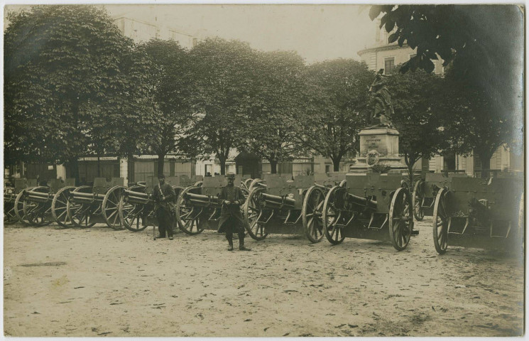 [Belfort, guerre 1914-1918, place d'Armes, canons pris à la bataille de Mulhouse].