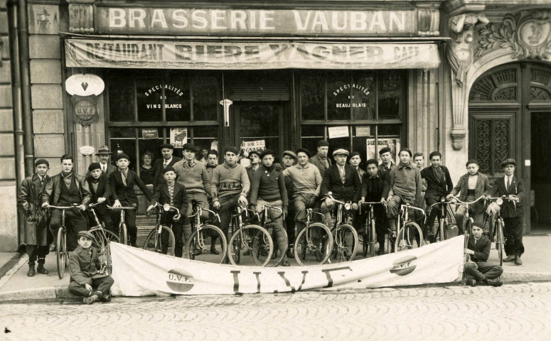 Belfort, avenue Foch, Brasserie Vauban, l'Union vélocipédique de France devant son siège.