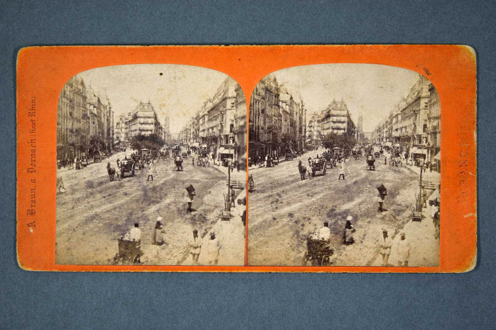 Paris, rue de Rivoli et rue Saint-Antoine.