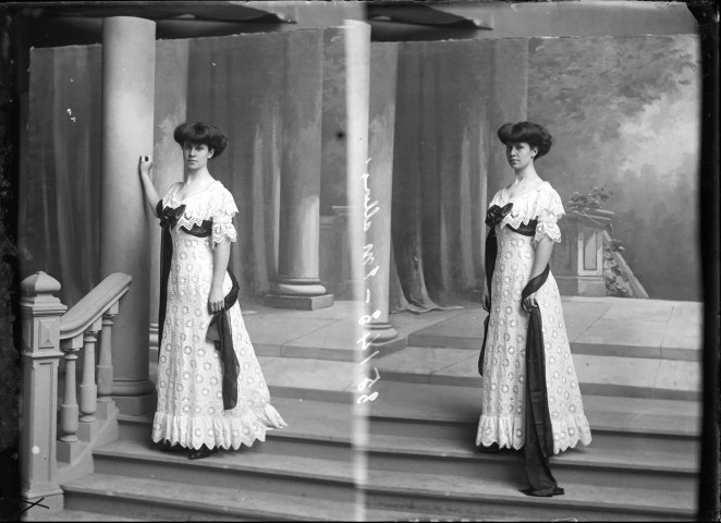 Double cliché d'une jeune femme debout, les cheveux relevés en chignon, portant une longue robe claire ceinturée par un long ruban de couleur sombre : plaque de verre 13x18 cm.