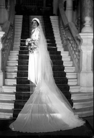 Grand escalier, la mariée, dans sa main une gerbe de fleurs : négatif souple 12,6x17,6 cm.