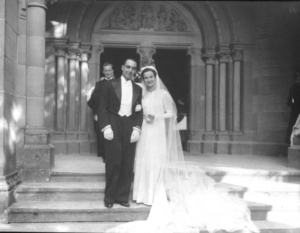 Devant une église, couple de mariés prenant la pose : tirage papier en noir et blanc 11,5x14,7 cm.