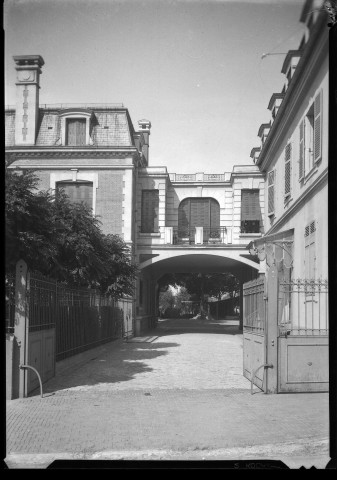 Belfort, 66 Avenue Jean-Jaurès. Maison bourgeoise de style Louis XIII agrémentée d'un passage fermé permettant de passer d'une maison à l'autre : négatif souple 12,6x17,6 cm.