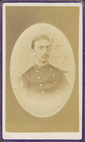 Officier du 42e régiment d'infanterie de ligne, épaulette à franges souples et contre épaulette-gauche.