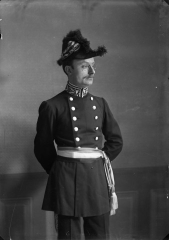 Portrait en pied d'un homme faisant partie du corps diplomatique, portant habit et bicorne à plume : plaque de verre 13x18 cm.