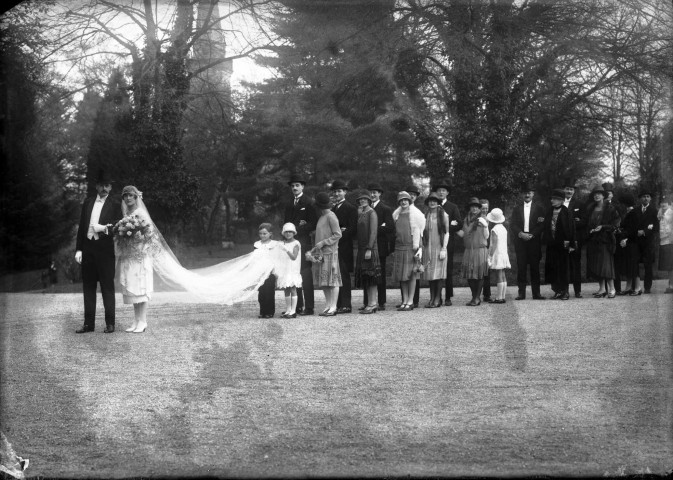Dans le parc du château Léon Viellard, les mariés et le cortège des invités.