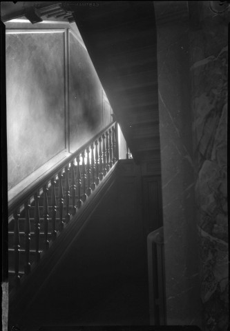 Belfort, 1 rue de la Banque de France, villa Hanriot, intérieur maison, montée d'escalier droit en bois : négatif souple 12,6x17,6 cm.