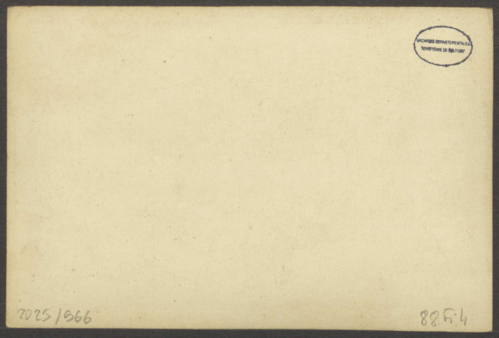 Belfort, faubourg de Montbéliard, vue générale depuis la rive de la Savoureuse (arrière du Couvent des Capucins), le Front de la porte de France (la tour bastionnée n°46 sans toiture), le château et ses fortifications, v. 1871.