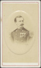 Officier du 42e régiment d'infanterie de ligne, épaulettes à franges souples, décoré de l'Ordre de la Légion d'Honneur (grade : chevalier ; République) et de 2 autres distinctions.