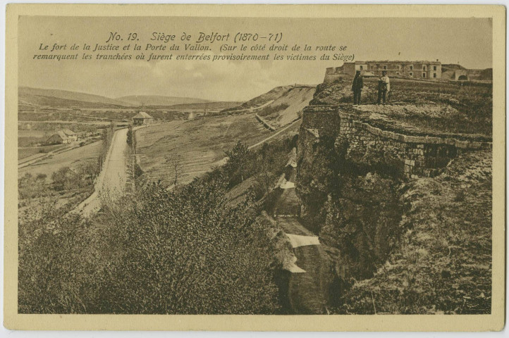 Siège de Belfort (1870-71), le fort de la Justice et la Porte du Vallon (sur le coté droit de la route se remarquent les tranchées où furent enterrées provisoirement les victimes du Siège).