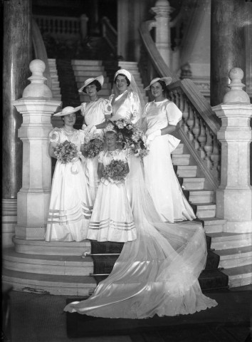Grand escalier, la mariée entourée de ses quatre demoiselles d'honneur : plaque de verre 13x18 cm.