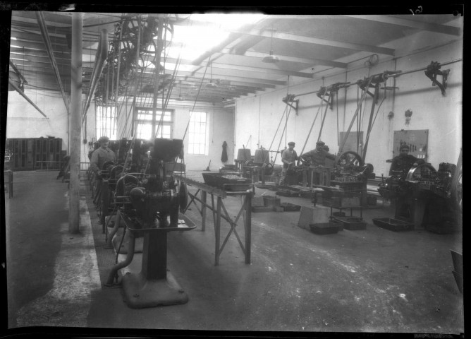 Atelier de machines outils, ouvriers au travail.