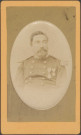 Officier du 42e régiment d'infanterie de ligne, épaulette à franges en graines d'épinard et contre épaulette droite, décoré de l'Ordre de la Légion d'Honneur (grade : chevalier ; République) et d'une autre distinction.