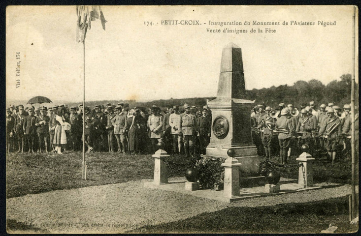 Petit-Croix, inauguration du monument de l'aviateur Pégoud, vente d'insignes de la fête.