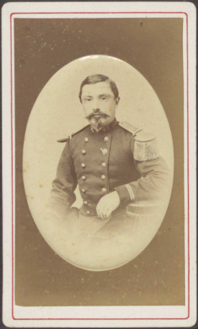 Officier du 42e régiment d'infanterie de ligne, épaulette à franges souples et contre épaulette droite.