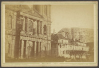 Belfort, place d'Armes, la façade de l'église paroissiale catholique Saint-Christophe, façades d'immeubles d'habitation, les tilleuls de la fontaine, le château, v. 1871.
