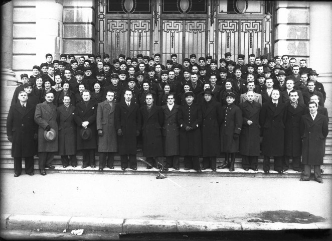 Belfort, un groupe important d'hommes en uniforme militaire et en civil posant sur les marches de la salle des fêtes : plaque de verre 13x18 cm.