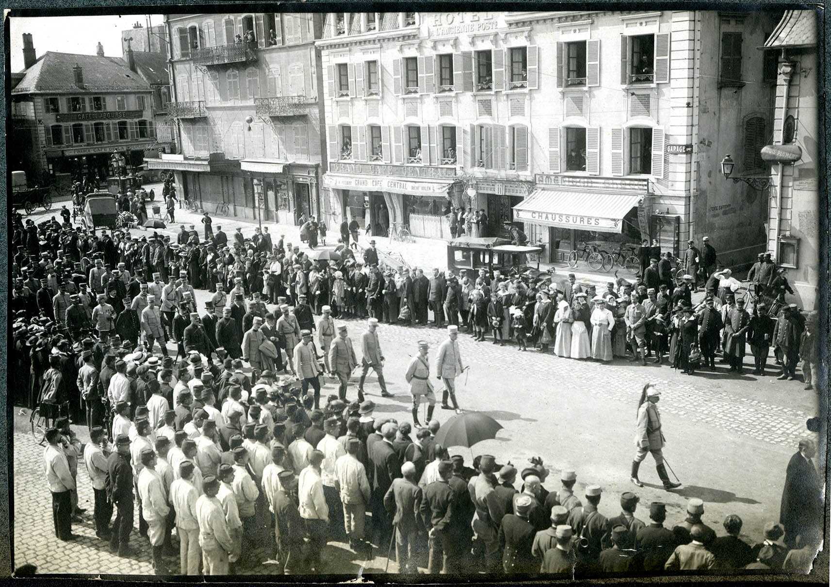 Belfort, place Corbis, les obsèques du sous-lieutenant Adolphe Pégoud, pilote, le 3 septembre 1915.