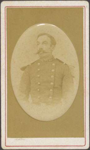 Officier du 42e régiment d'infanterie de ligne, épaulette à franges souples et contre épaulette droite.