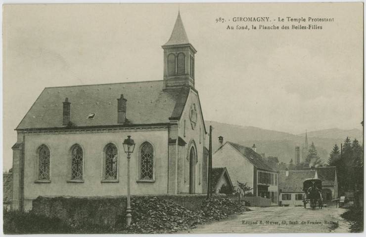 Giromagny, le temple protestant, au fond la planche des Belles-Filles.