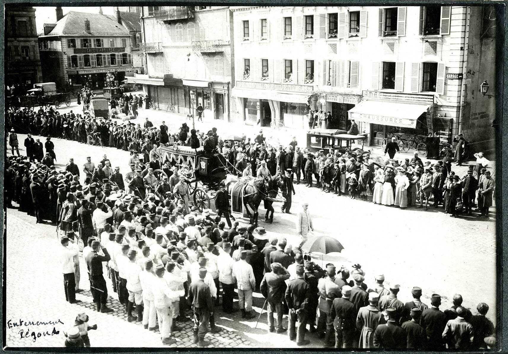 Belfort, place Corbis, les obsèques du sous-lieutenant Adolphe Pégoud, pilote, le 3 septembre 1915.