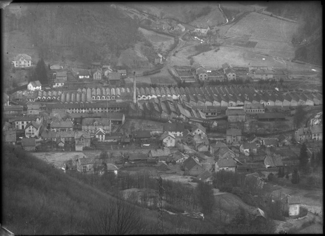 Plancher-les-Mines (Haute-Saône), paysage sur fond de vallée avec ses habitations et l'usine Priqueler, manufacture de boulonnerie, visserie et pitonnerie : plaque de verre 13x18 cm.