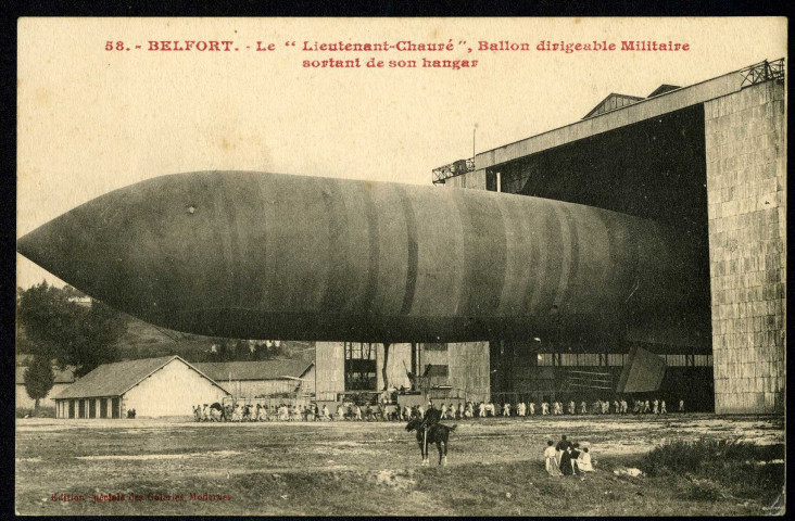 Belfort, le "lieutenant-Chauré", ballon dirigeable militaire sortant de son hangar.