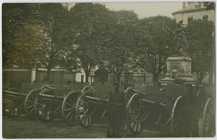 [Belfort, guerre 1914-1918, place d'Armes], 24 canons et leurs caissons pris à la bataille de Mulhouse où nos troupes ont chargé les maisons à la baïonnette.