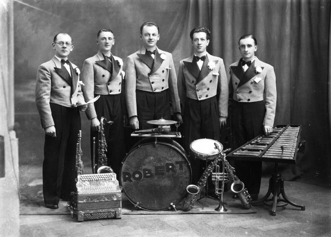 Orchestre de cinq musiciens du nom de ROBERT, en premier plan les instruments sont exposés au sol : plaque de verre 13x18 cm.