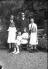 Sept frères et sœurs posent avec le petit dernier de la famille installé sur les genoux de la grande sœur (même cliché que 51 Fi 728 sous un angle différent) : négatif souple 12,6x17,6 cm.