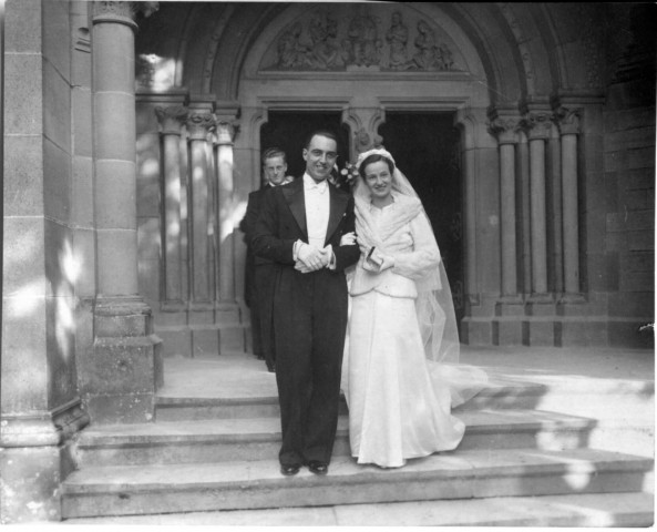 Devant l'église, couple de mariés prenant la pose (même cliché que 51 Fi 532) : tirage papier en noir et blanc 11,3x17,3 cm.